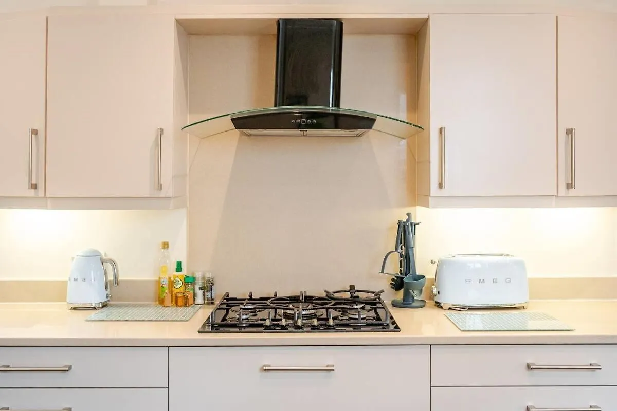 Amulree, Edinburgh Villa 0*,