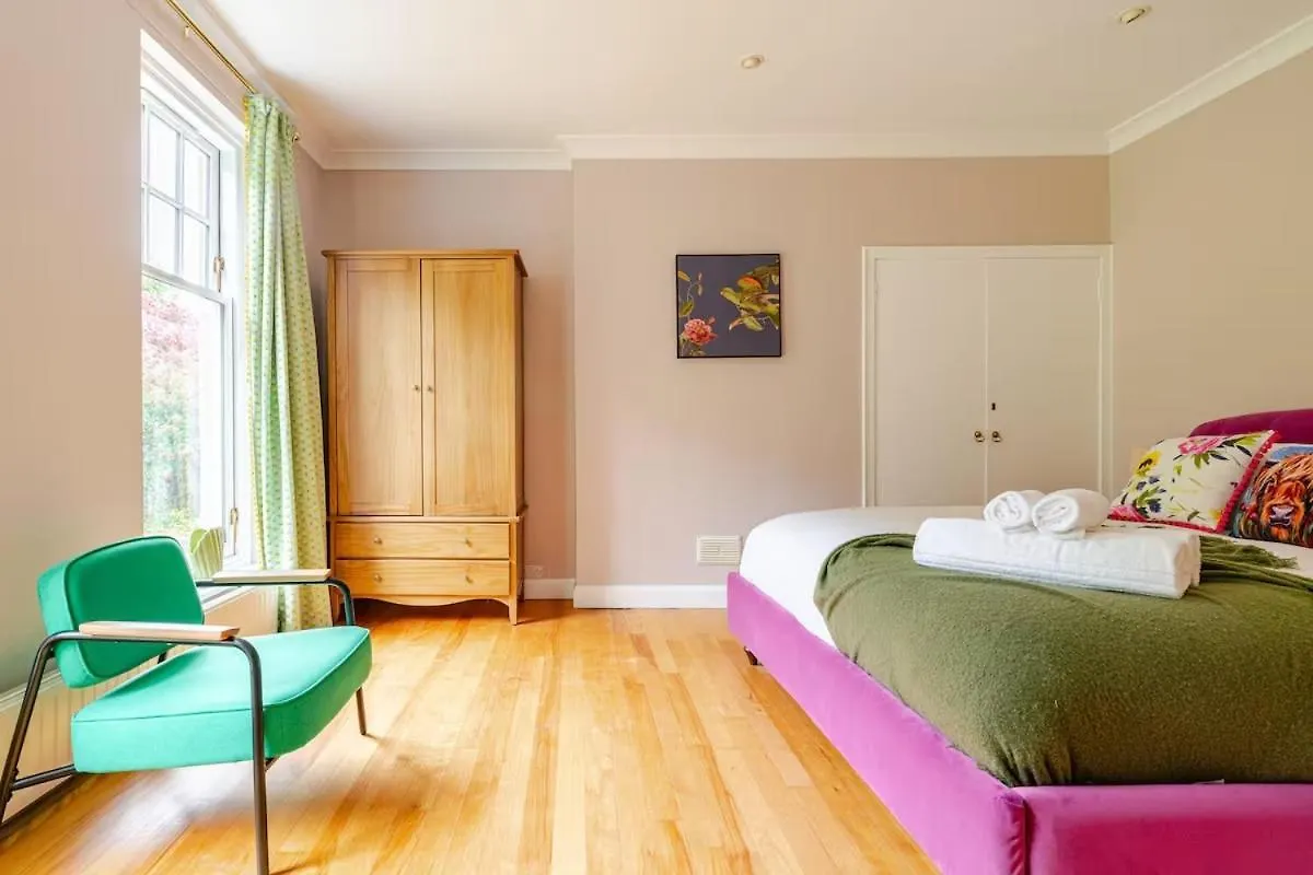Amulree, Edinburgh Villa 0*,
